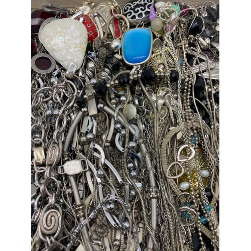 585 - TRAY OF SILVER COLOURED METAL CHAINS, PENDANTS AND NECKLACES