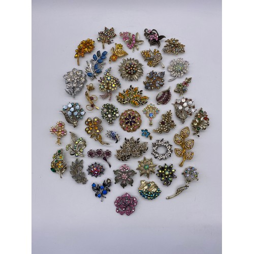 591 - SELECTION OF FLORAL STONE SET COSTUME JEWELLERY BROOCHES INC. SARAH COVENTRY EXAMPLES