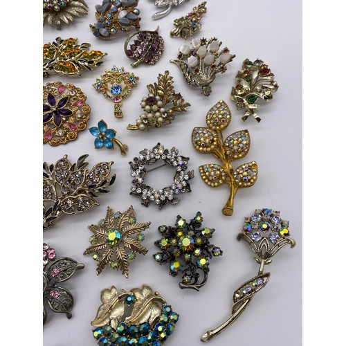 591 - SELECTION OF FLORAL STONE SET COSTUME JEWELLERY BROOCHES INC. SARAH COVENTRY EXAMPLES