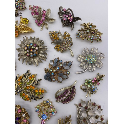 591 - SELECTION OF FLORAL STONE SET COSTUME JEWELLERY BROOCHES INC. SARAH COVENTRY EXAMPLES