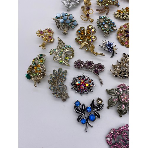 591 - SELECTION OF FLORAL STONE SET COSTUME JEWELLERY BROOCHES INC. SARAH COVENTRY EXAMPLES