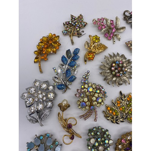 591 - SELECTION OF FLORAL STONE SET COSTUME JEWELLERY BROOCHES INC. SARAH COVENTRY EXAMPLES