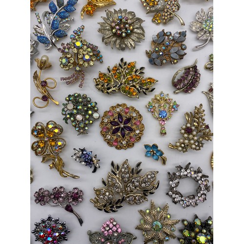 591 - SELECTION OF FLORAL STONE SET COSTUME JEWELLERY BROOCHES INC. SARAH COVENTRY EXAMPLES