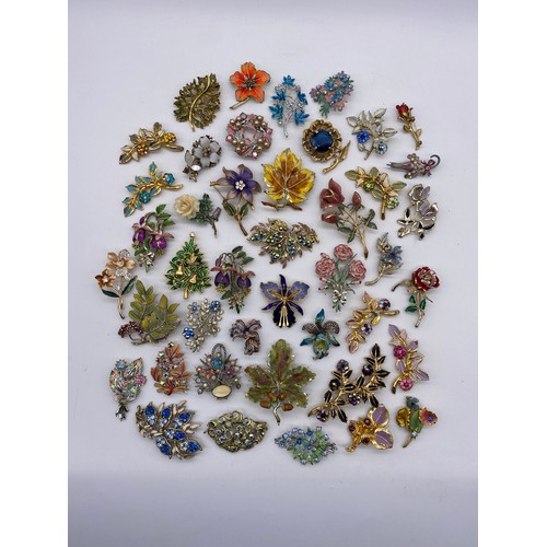 590 - SELECTION OF FLORAL ENAMELLED AND STONE SET COSTUME JEWELLERY BROOCHES