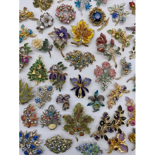 590 - SELECTION OF FLORAL ENAMELLED AND STONE SET COSTUME JEWELLERY BROOCHES