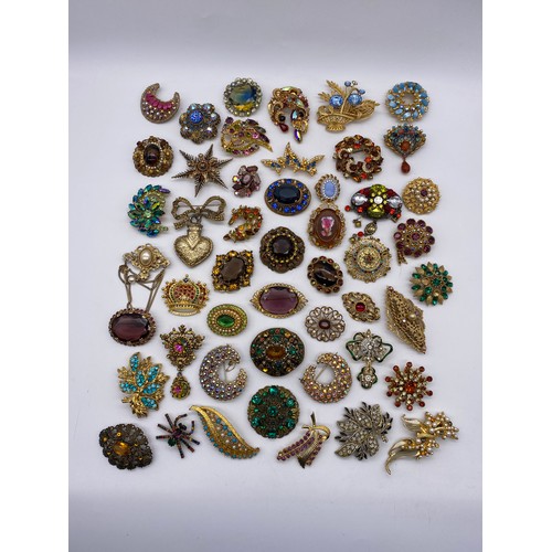 588 - GOOD SELECTION OF LARGE COSTUME JEWELLERY BROOCHES INC. CAMEO, TEARDROP AND SPIDER EXAMPLES (SPHINX,... 