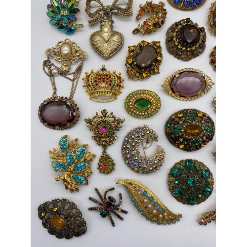 588 - GOOD SELECTION OF LARGE COSTUME JEWELLERY BROOCHES INC. CAMEO, TEARDROP AND SPIDER EXAMPLES (SPHINX,... 