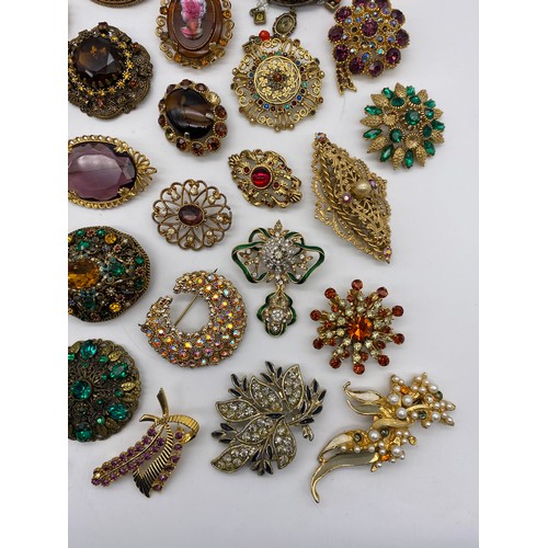 588 - GOOD SELECTION OF LARGE COSTUME JEWELLERY BROOCHES INC. CAMEO, TEARDROP AND SPIDER EXAMPLES (SPHINX,... 