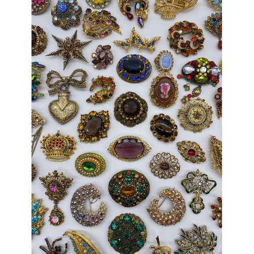 588 - GOOD SELECTION OF LARGE COSTUME JEWELLERY BROOCHES INC. CAMEO, TEARDROP AND SPIDER EXAMPLES (SPHINX,... 