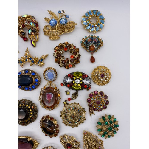 588 - GOOD SELECTION OF LARGE COSTUME JEWELLERY BROOCHES INC. CAMEO, TEARDROP AND SPIDER EXAMPLES (SPHINX,... 