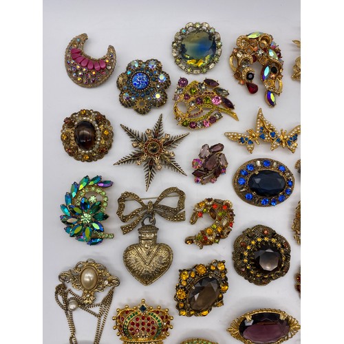 588 - GOOD SELECTION OF LARGE COSTUME JEWELLERY BROOCHES INC. CAMEO, TEARDROP AND SPIDER EXAMPLES (SPHINX,... 