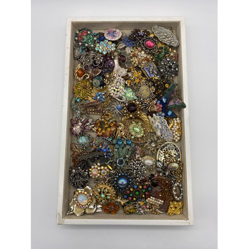 587 - GOOD SELECTION OF COSTUME JEWELLERY BROOCHES INC. BUTTERFLY, HORSE HEAD AND STONE SET EXAMPLES