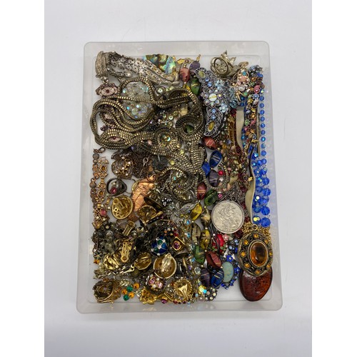 586 - TRAY OF COSTUME JEWELLERY INC. STONE SET DROPPER EARRINGS, OVERSIZED PENDANTS, RETICULATED LION BROO... 