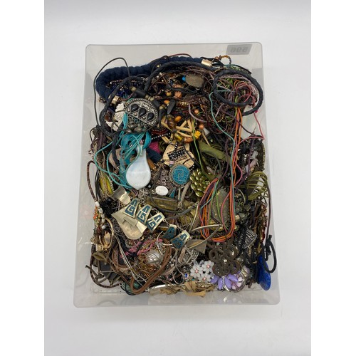 596 - TRAY OF MIXED COSTUME JEWELLERY NECKLACES AND PENDANTS