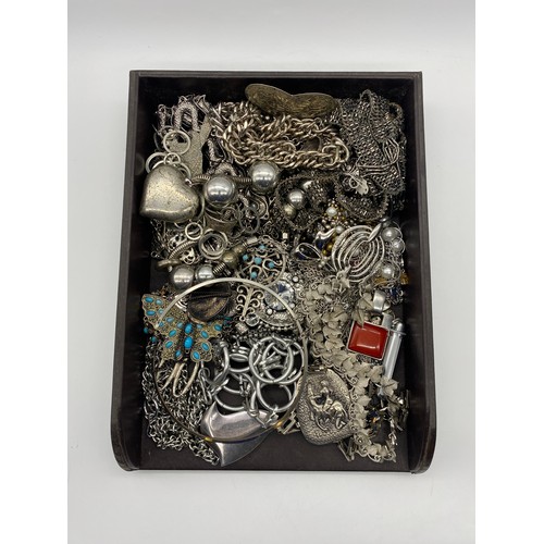 583 - TRAY OF OVERSIZED CHUNKY NECKLACES AND METAL BELTS