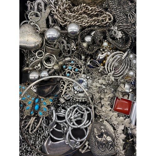 583 - TRAY OF OVERSIZED CHUNKY NECKLACES AND METAL BELTS