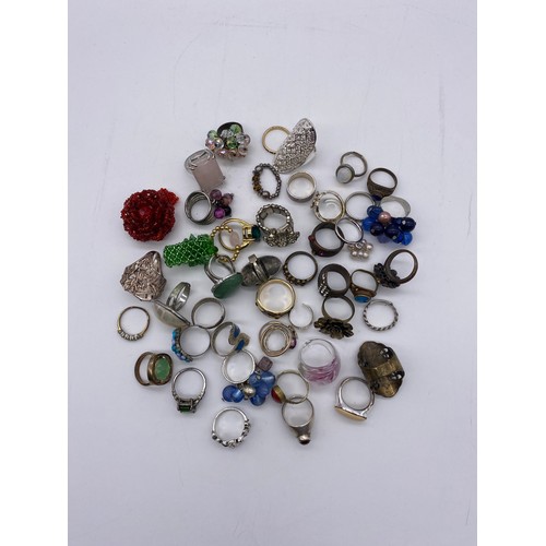 595 - SELECTION OF COSTUME JEWELLERY RINGS OF VARIOUS STYLES