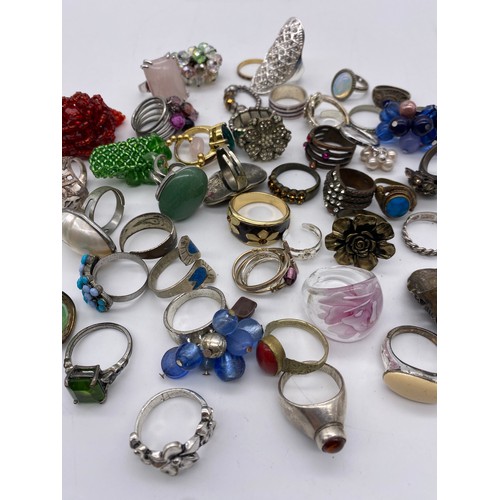 595 - SELECTION OF COSTUME JEWELLERY RINGS OF VARIOUS STYLES