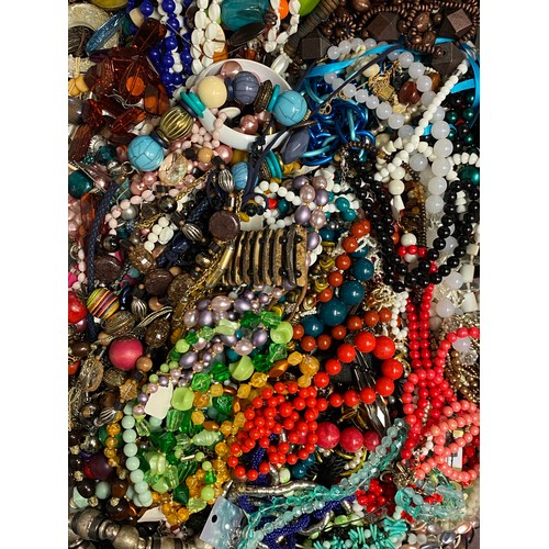 581 - LARGE QUANTITY OF ASSORTED COSTUME JEWELLERY INC. BEAD NECKLACES