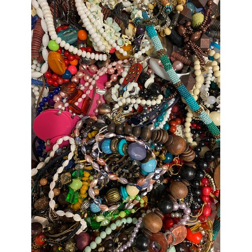 581 - LARGE QUANTITY OF ASSORTED COSTUME JEWELLERY INC. BEAD NECKLACES