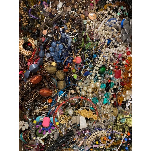 581A - LARGE QUANTITY OF ASSORTED COSTUME JEWELLERY INC. BEAD NECKLACES