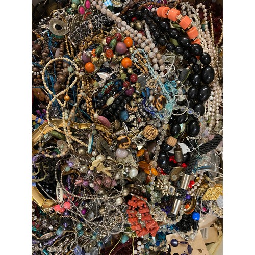 581A - LARGE QUANTITY OF ASSORTED COSTUME JEWELLERY INC. BEAD NECKLACES