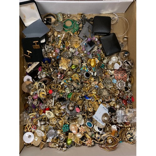 580 - TRAY OF COSTUME JEWELLERY EARRINGS AND CUFFLINKS