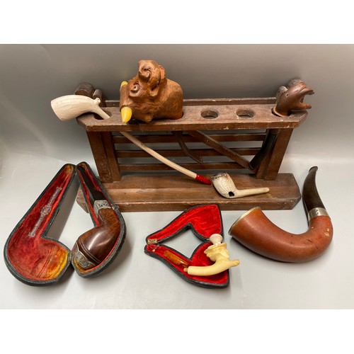 458 - FIVE BAR GATE NOVELTY PIPE RACK AND PIPES PLUS CASED SILVER BANDED PIPES, CALABASH AND MEERSCHAUM EX... 