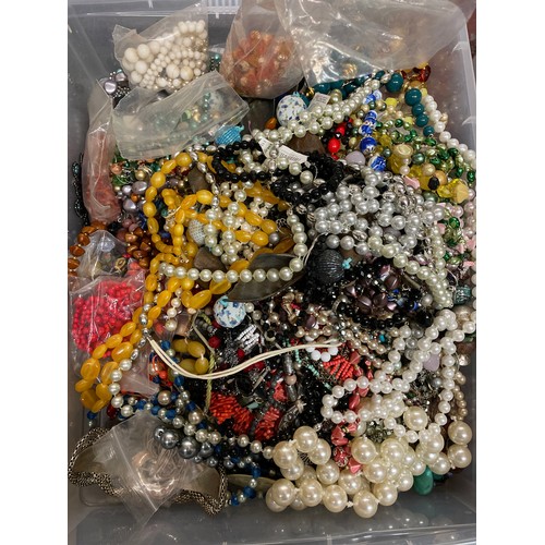 582A - LARGE QUANTITY OF ASSORTED COSTUME JEWELLERY INC. BEAD NECKLACES