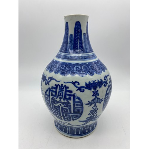 451 - CHINESE TRANSITIONAL STYLE BALUSTER BLUE AND WHITE VASE