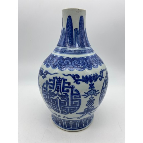 451 - CHINESE TRANSITIONAL STYLE BALUSTER BLUE AND WHITE VASE