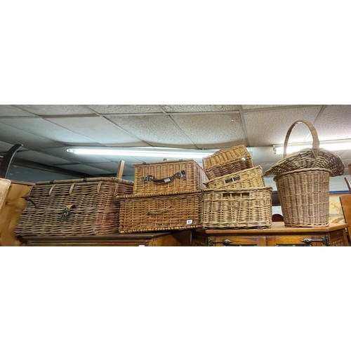 83 - GOOD SELECTION OF WICKER AND BASKET WORK INCLUDING HAMPERS, A TRUG, AND BINS