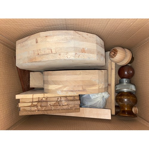 33 - BOX CONTAINING VARIOUS WOODEN OFFCUTS AND BLOCKS OF CARVING WOODS