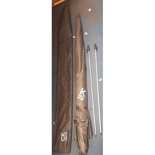 15 - FOLDING NYLON CAMPING CHAIR, A HOLD ALL CONTAINING A FISHING UMBRELLA AND A CARP KINNETICS STAKEOUT ... 