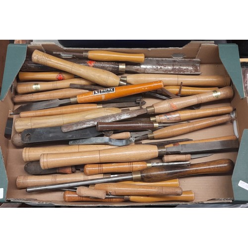 251 - TRAY OF VARIOUS WOOD TURNING CHISELS