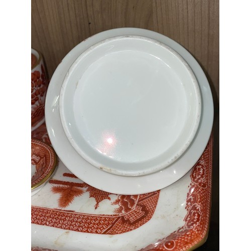 401 - TERRACOTTA COLOURED WILLOW PATTERN DRESSING TABLE SET ON OCTAGONAL TRAY