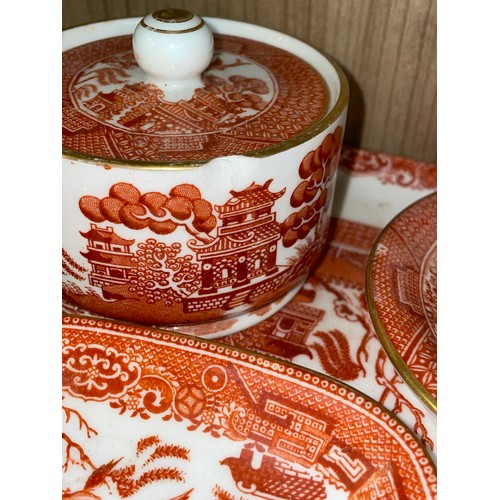 401 - TERRACOTTA COLOURED WILLOW PATTERN DRESSING TABLE SET ON OCTAGONAL TRAY