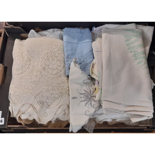 386 - SELECTION OF MIXED LINEN AND LACEWORK  TABLEWARES