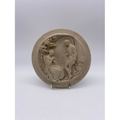 456 - BAS RELIEF ROUNDEL PLAQUE OF THE COURTING COUPLE