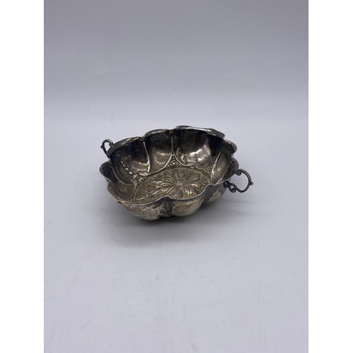 455 - 925 SILVER REPOUSSE TWIN HANDLED STRAWBERRY DISH 3.2 OZT APPROX