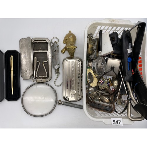 547 - SMALL CARTON OF MISCELLANEOUS ITEMS INCLUDING SPRING BALANCE, ROLLS RAZOR, BRASS BULLDOG AND LIONS F... 