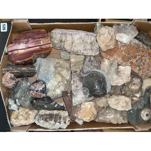 526 - TRAY OF LARGE ROCK AND MINERAL SAMPLES AND FOSSIL