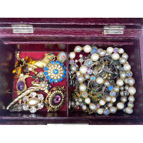 459 - RED MORROCAN LEATHER JEWELLERY BOX CONTAINING VARIOUS FLORAL ENCRUSTED AND ENAMEL BROOCHES