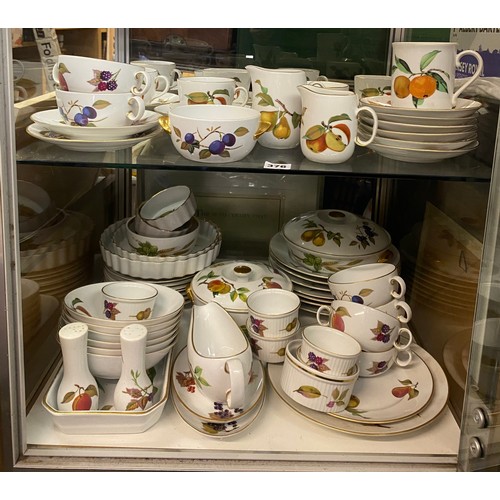 376 - TWO SHELVES OF ROYAL WORCESTER EVESHAM TABLE SERVICE