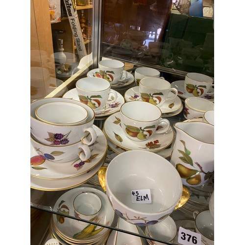 376 - TWO SHELVES OF ROYAL WORCESTER EVESHAM TABLE SERVICE