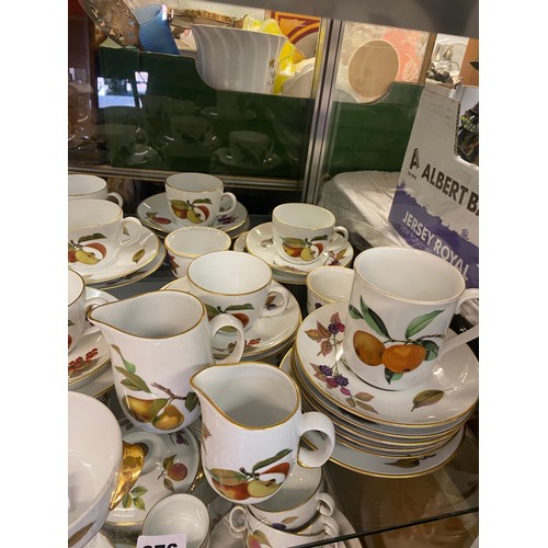 376 - TWO SHELVES OF ROYAL WORCESTER EVESHAM TABLE SERVICE