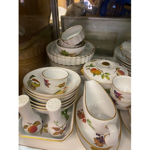 376 - TWO SHELVES OF ROYAL WORCESTER EVESHAM TABLE SERVICE