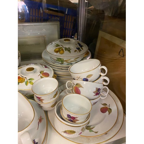 376 - TWO SHELVES OF ROYAL WORCESTER EVESHAM TABLE SERVICE