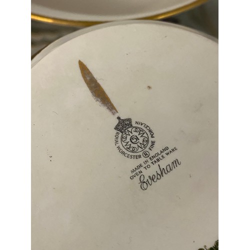 376 - TWO SHELVES OF ROYAL WORCESTER EVESHAM TABLE SERVICE