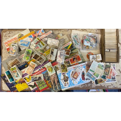 544 - TRAY OF CIGARETTE AND TEA CARD ALBUMNS AND VARIOUS PACKETS OF SWAPS